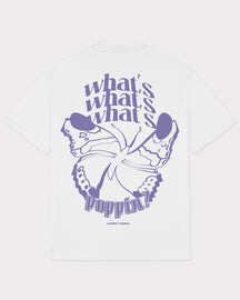 Weißes T-Shirt 'Sammy Butterfly' mit großem lila Schmetterlingsprint und Text 'what's what's what's poppin?'
