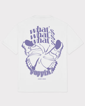 Weißes T-Shirt 'Sammy Butterfly' mit großem lila Schmetterlingsprint und Text 'what's what's what's poppin?'