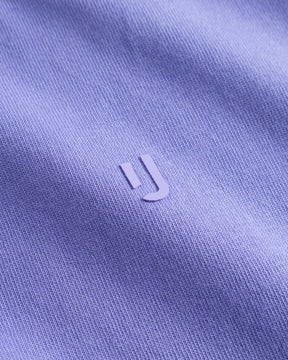 Nahaufnahme des violetten T-Shirts 'Sammy Chrome Butterfly' mit kleinem Johnny Urban Logo in der Mitte