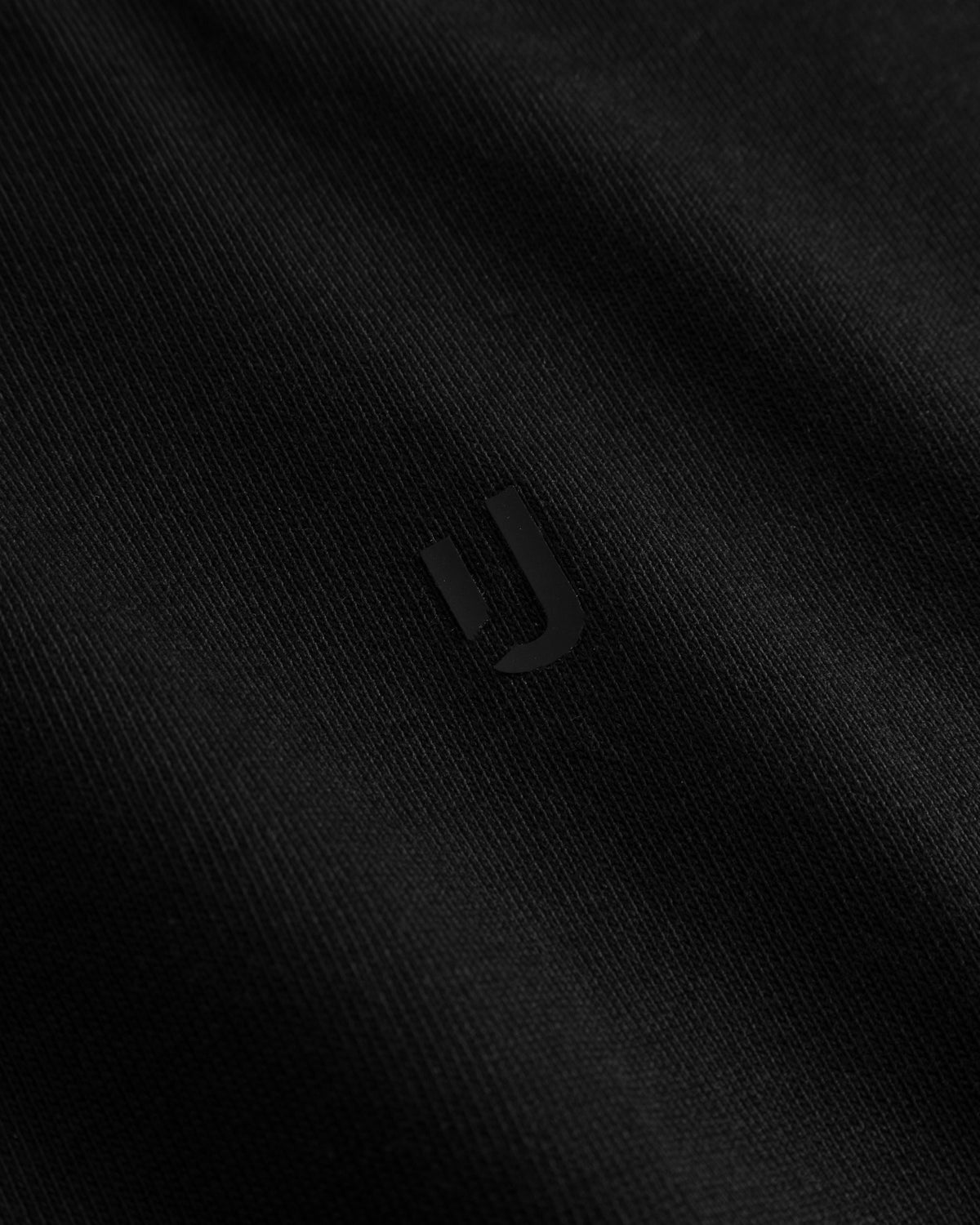 Schwarzer Stoff mit dezentem, glänzendem Johnny Urban Logo