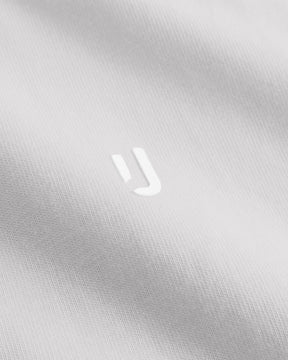 Nahaufnahme des weißen Stoffs des T-Shirts 'Sammy Chrome Butterfly' mit geprägtem Johnny Urban Logo