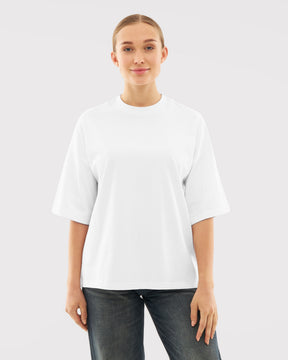 Frau trägt weißes T-Shirt 'Vic' mit halblangen Ärmeln und schwarze Jeans