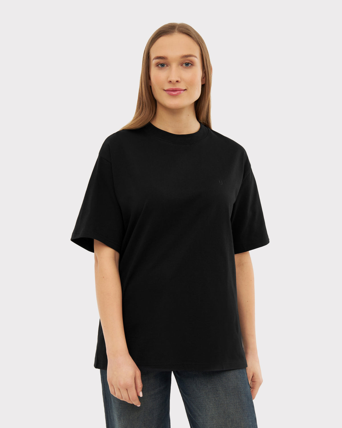 Frau trägt schwarzes Johnny Urban Oversize-T-Shirt 'Sammy Lava' mit kurzem Ärmel