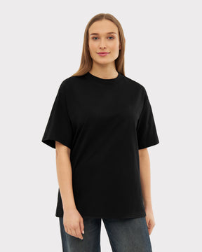 Frau trägt schwarzes Johnny Urban Oversize-T-Shirt 'Sammy Lava' mit kurzem Ärmel