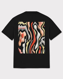 Schwarzes Oversize-T-Shirt 'Sammy Lava' mit abstraktem, fließendem, mehrfarbigem Muster auf dem Rücken und kleinem weißen Schriftzug