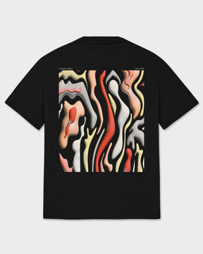 Schwarzes Oversize-T-Shirt 'Sammy Lava' mit abstraktem, fließendem, mehrfarbigem Muster auf dem Rücken und kleinem weißen Schriftzug