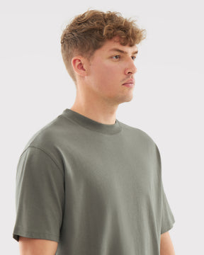 Junger Mann trägt olivfarbenes Oversize-T-Shirt ‚Sammy‘ mit Rundhalsausschnitt