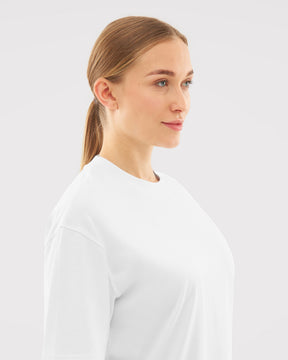 Frau trägt weißes Oversize-T-Shirt 'Sammy Butterfly' mit kurzem Schnitt, Seitenansicht