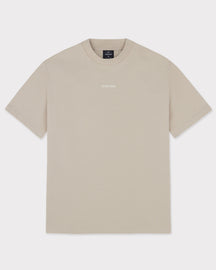 Beiges unisex T-Shirt Sammy Johnny Urban mit kleinem weißen Markenaufdruck vorne