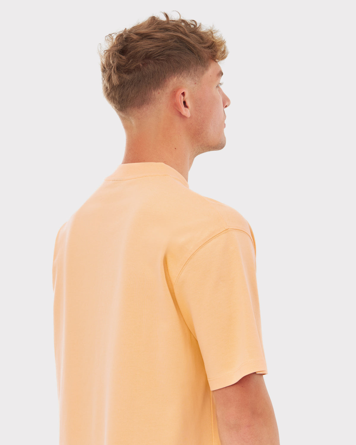 Mann trägt Herren-T-Shirt 'Sammy' von Johnny Urban in Pfirsichfarben, Rückansicht