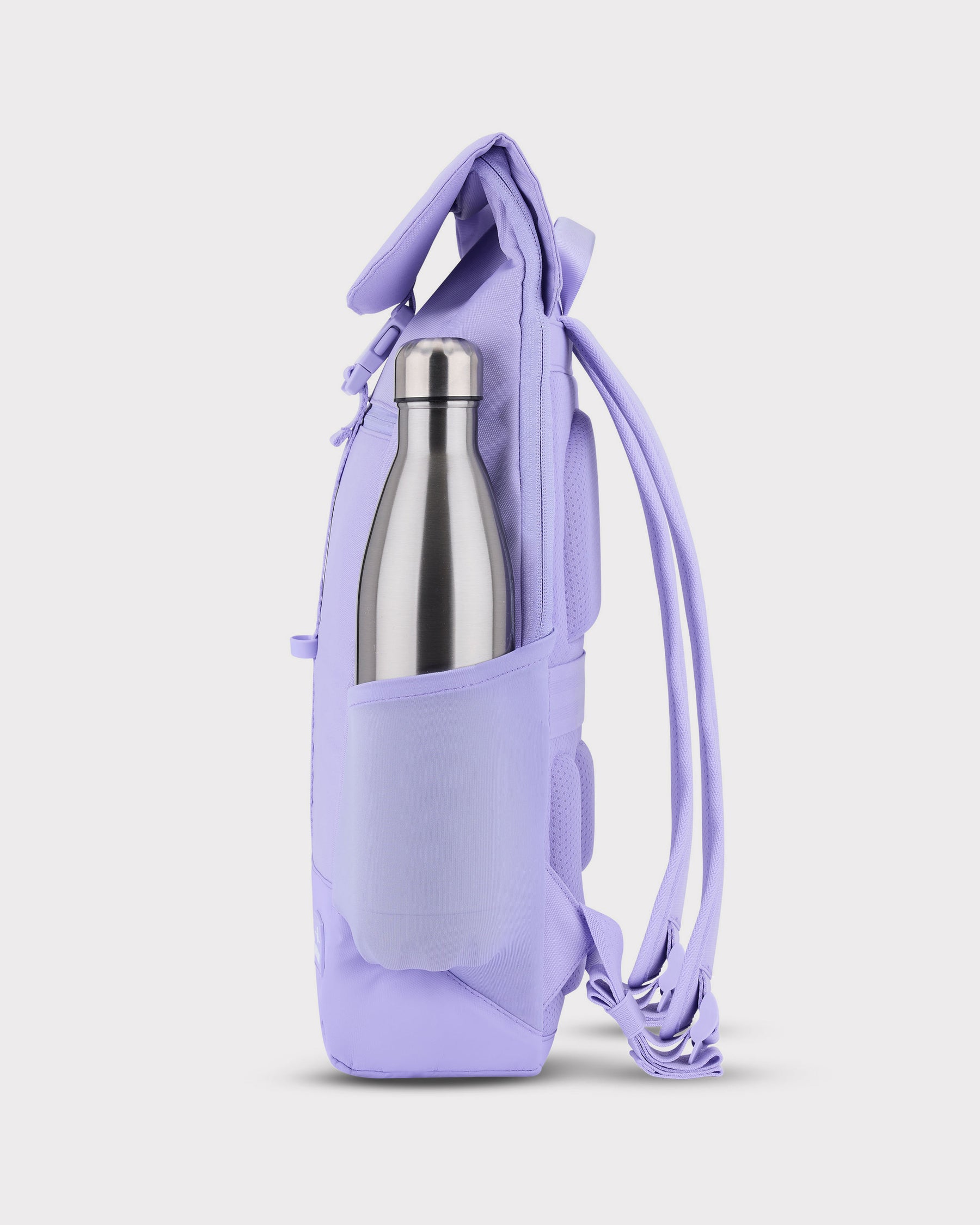 Seitliche Ansicht des lila Johnny Urban Rucksacks 'Mika' mit einer silbernen Trinkflasche in der Außentasche