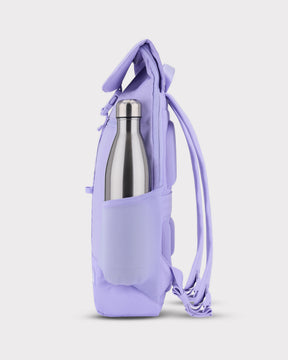 Seitliche Ansicht des lila Johnny Urban Rucksacks 'Mika' mit einer silbernen Trinkflasche in der Außentasche