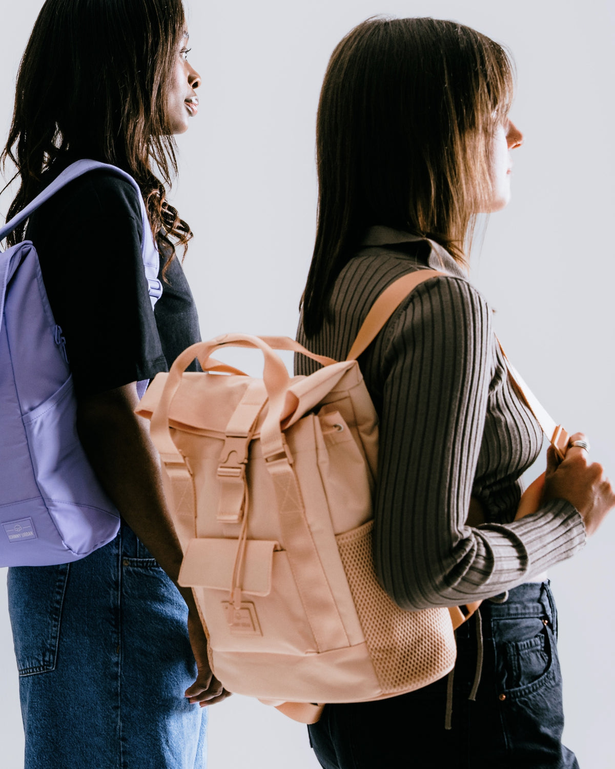 Zwei Frauen mit modernen Tagesrucksäcken von Johnny Urban, links lila Rucksack, rechts beiger Rucksack 'Jules'