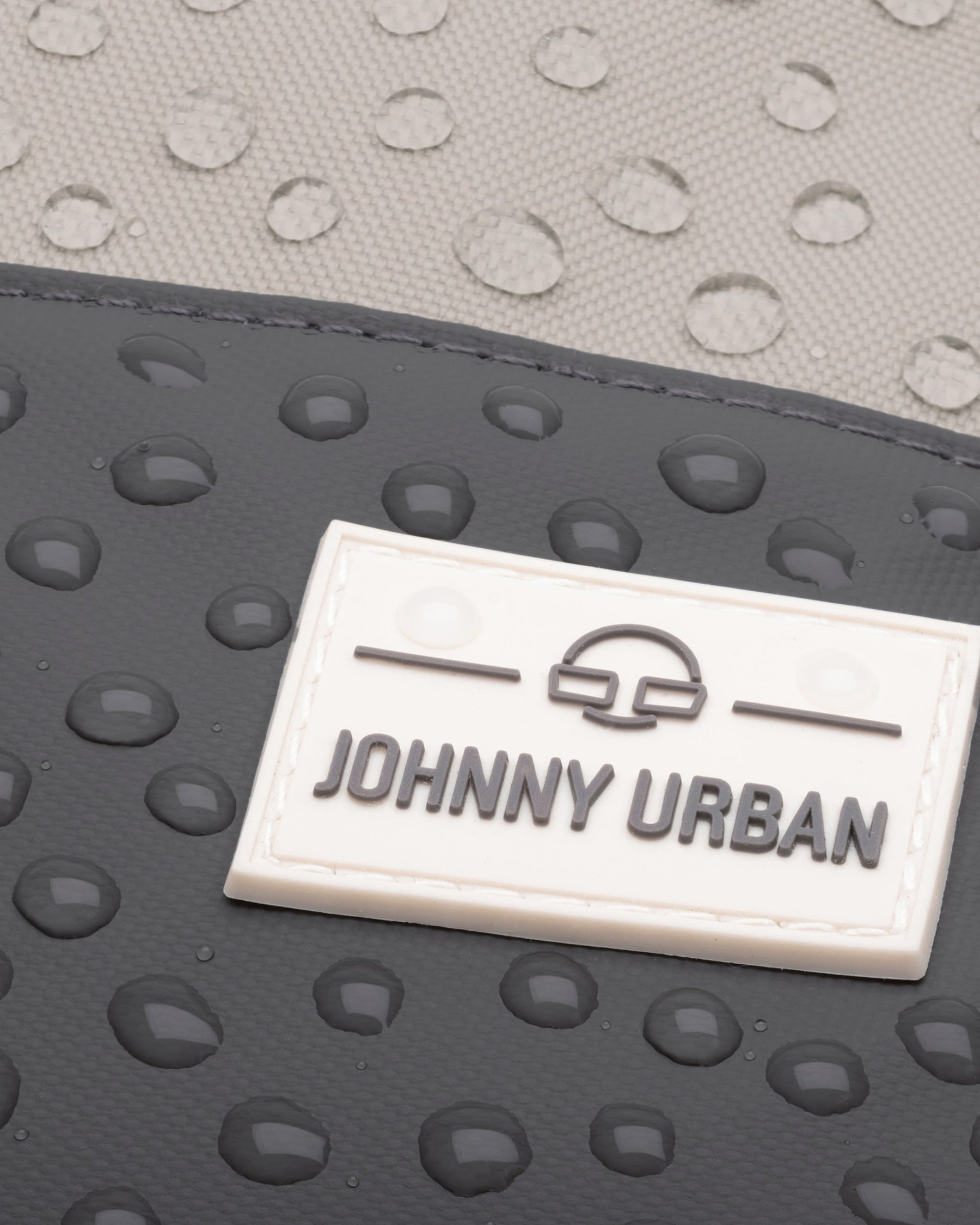 Nahaufnahme von Wassertröpfchen auf dem wasserdichten Rucksack 'Mika' von Johnny Urban