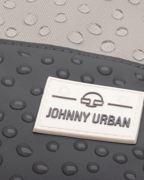 Nahaufnahme von Wassertröpfchen auf dem wasserdichten Rucksack 'Mika' von Johnny Urban