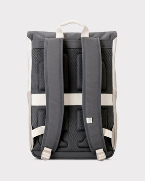 Rucksack 'Mika' Rückansicht mit gepolsterten schwarzen Trägern und atmungsaktivem Rückenpanel