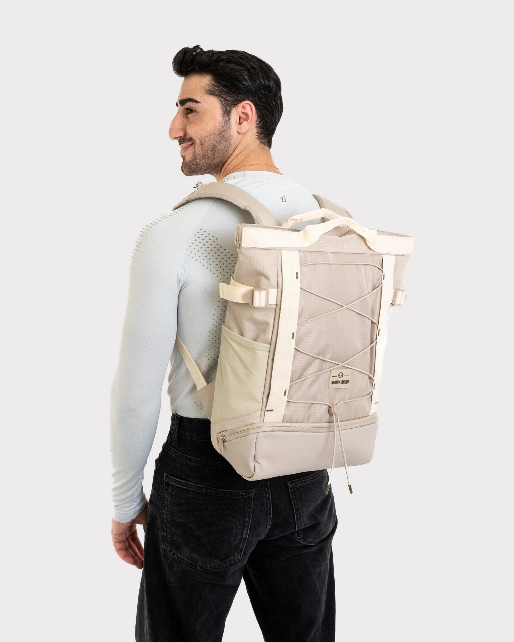 Mann trägt beigen Tagesrucksack Harper mit Kordelzug und Seitenfächern