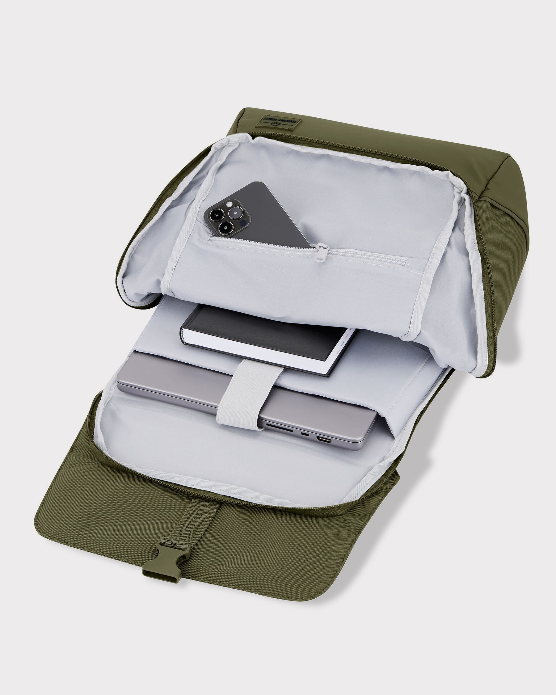 Offener olivgrüner Rucksack 'Mika' mit gepolstertem Laptopfach, Notizbuch und Smartphonefach