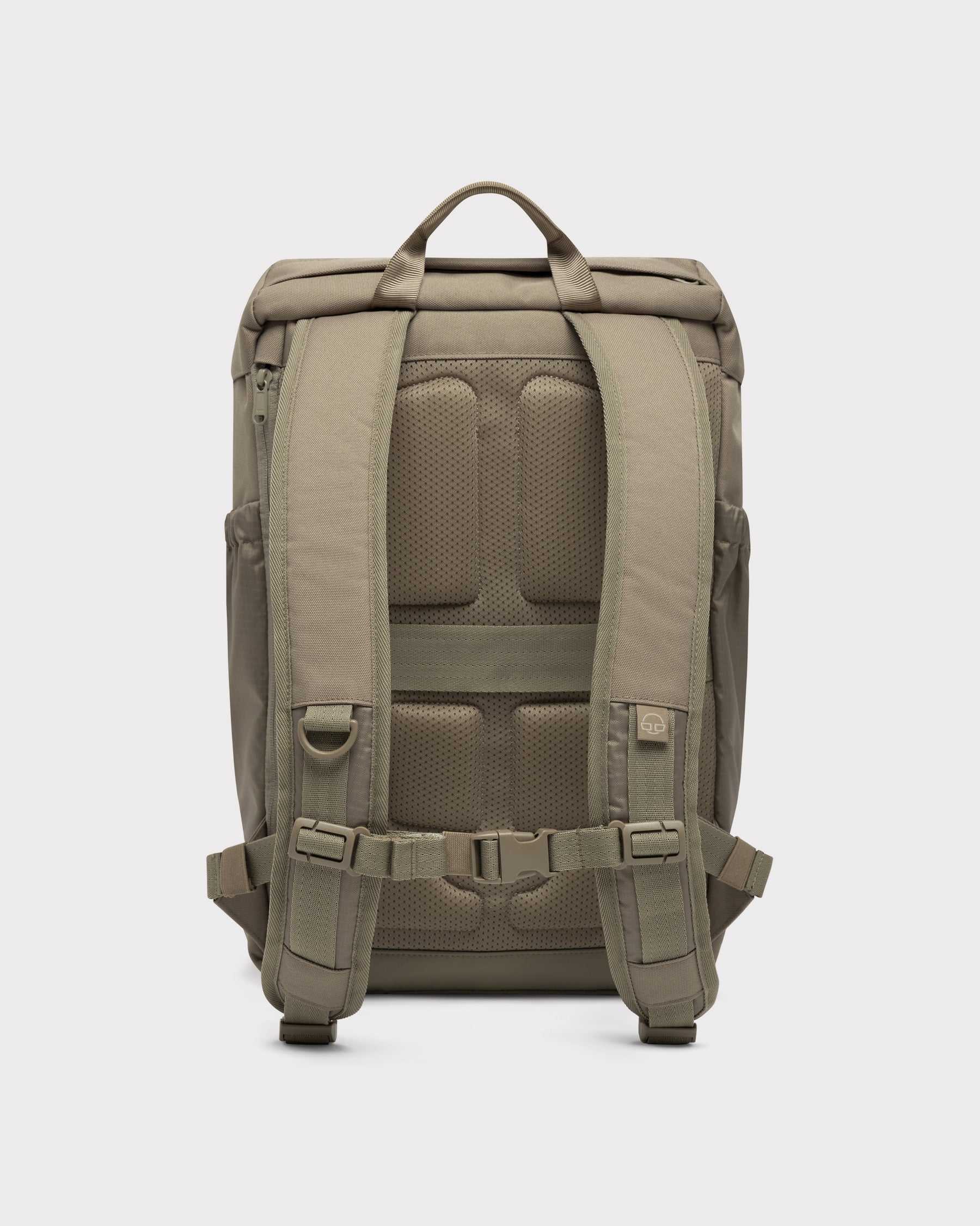 Der Tagesrucksack Nico bietet in der Farbe Desert Grey perfekten Halt und eine atmungsaktive Rückenpolsterung. 