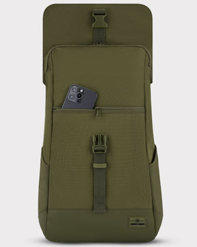Olivefarbener Rucksack 'Mika' mit Fronttasche und Smartphone darin