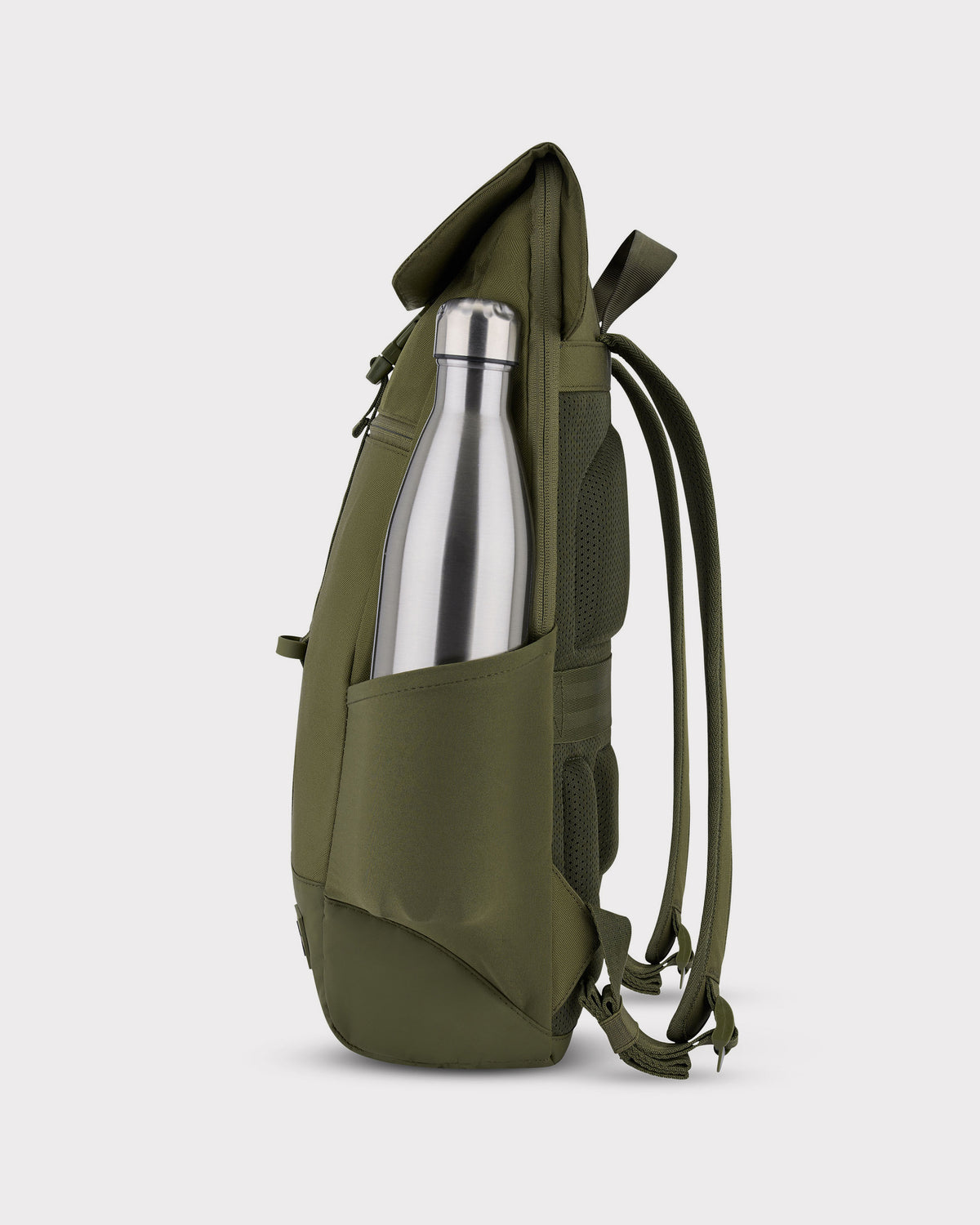 Olivefarbener Tagesrucksack 'Mika' seitlich mit silberner Edelstahlflasche in Außentasche