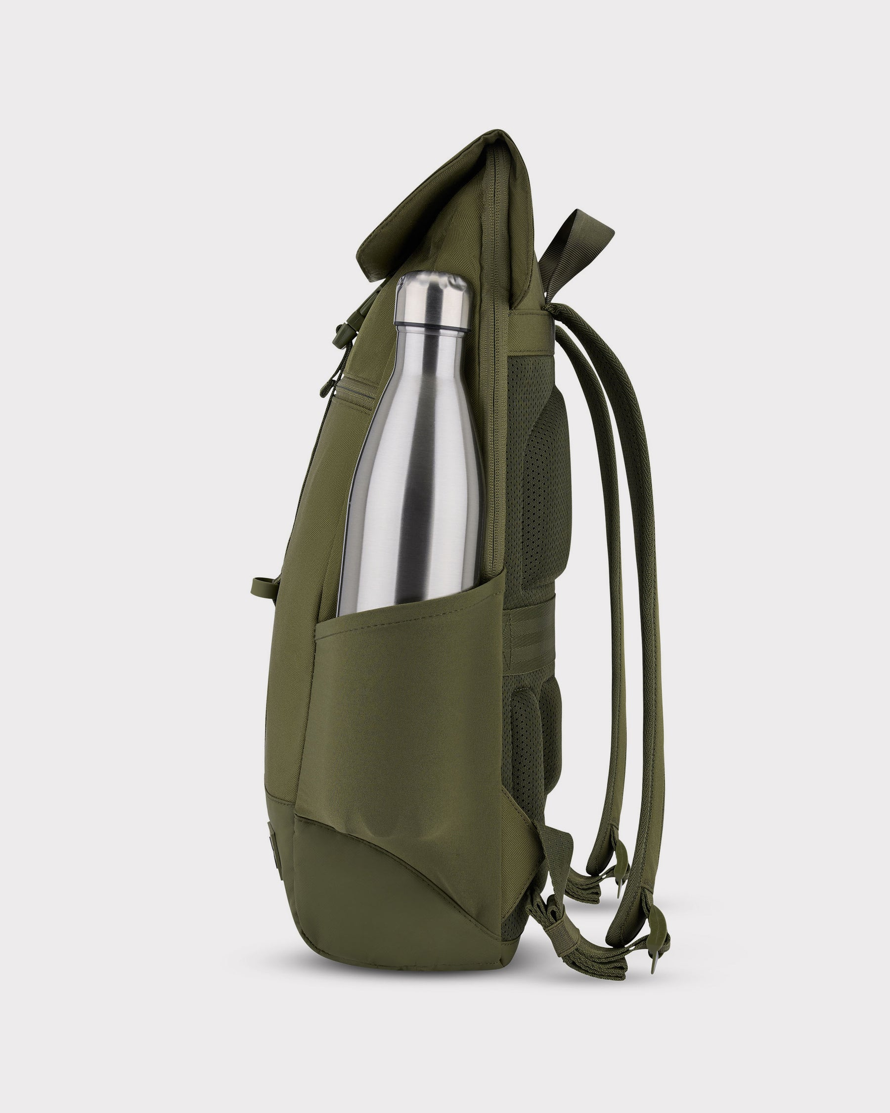Olivefarbener Tagesrucksack 'Mika' seitlich mit silberner Edelstahlflasche in Außentasche
