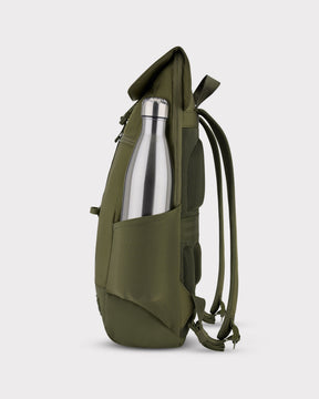 Olivefarbener Tagesrucksack 'Mika' seitlich mit silberner Edelstahlflasche in Außentasche