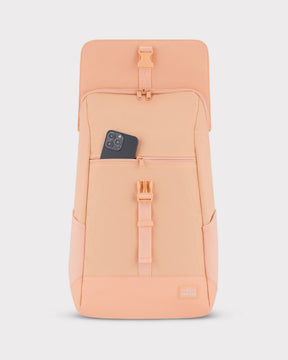 Peachfarbener Tagesrucksack Mika mit vorderer Reißverschlusstasche und schwarzem Smartphone