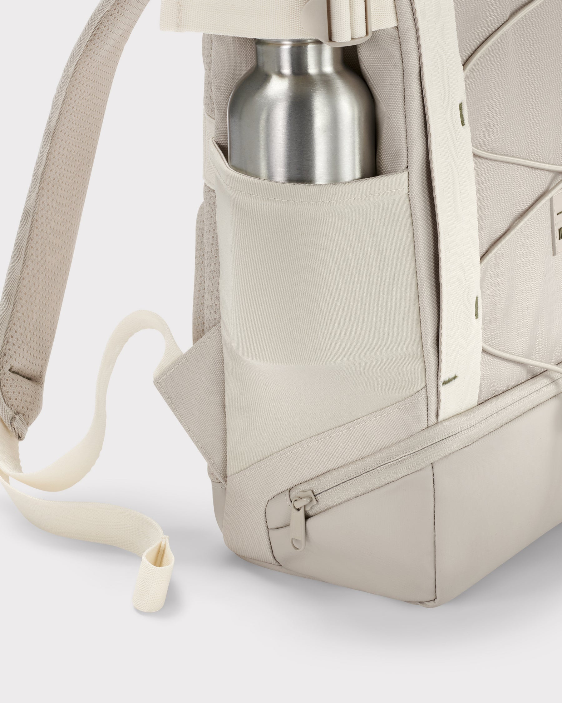 Beiger Johnny Urban Tagesrucksack 'Harper' mit seitlicher Tasche und Metallflasche