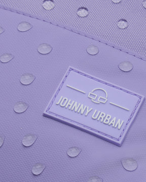 Nahaufnahme vom wasserabweisenden lilafarbenen Johnny Urban Rucksack Mika mit Wassertröpfchen