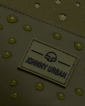 Nahaufnahme des wasserabweisenden, olivfarbenen Rucksacks 'Mika' von Johnny Urban mit Markenlogo und Wassertropfen