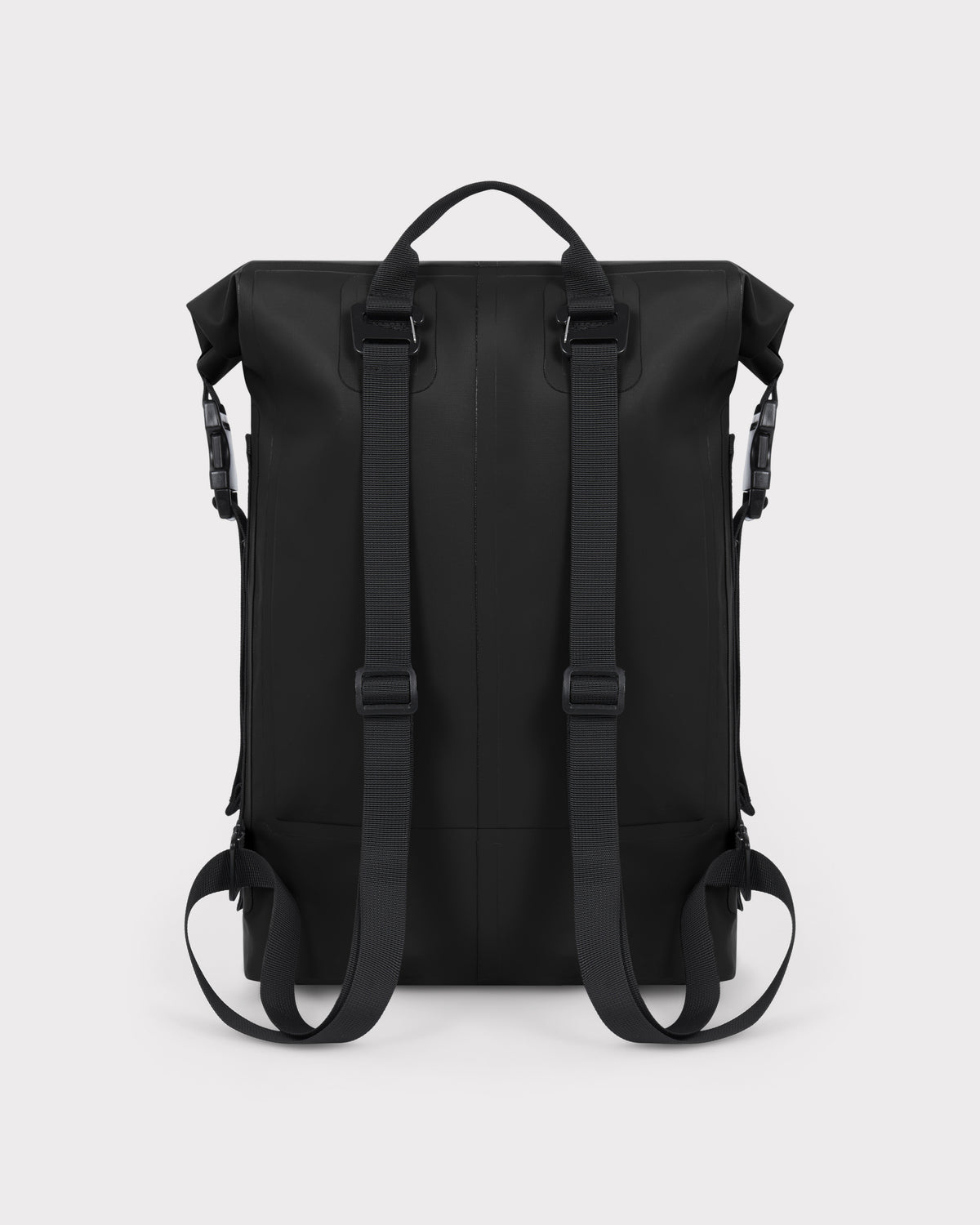 Schwarzer Rolltop Rucksack 'Myles' mit verstellbaren Trägern und Trageschlaufe von Johnny Urban