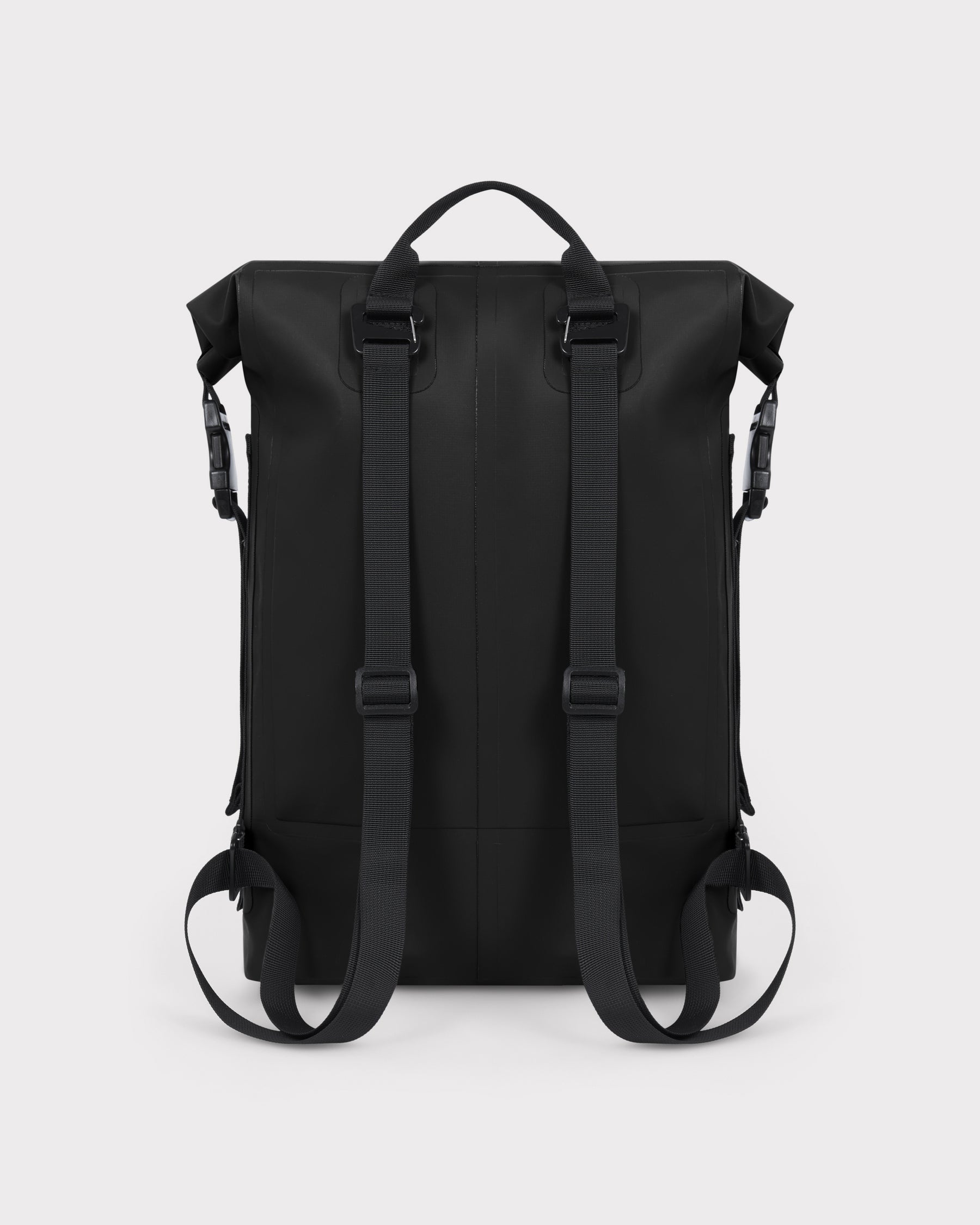 Schwarzer Rolltop Rucksack 'Myles' mit verstellbaren Trägern und Trageschlaufe von Johnny Urban