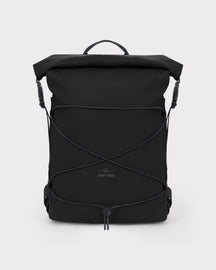 Schwarzer wasserfester Rolltop-Rucksack ‚Myles‘ von Johnny Urban mit elastischem Seil vorne