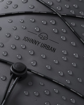 Wasserabweisende Oberfläche des grauen Rolltop Rucksacks 'Myles' von Johnny Urban mit Wassertropfen und verstellbarem Kordelzug
