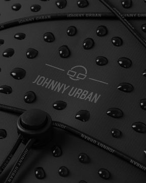 Wasserabweisende Oberfläche eines schwarzen Johnny Urban Rolltop Rucksacks 'Myles' mit Wassertropfen