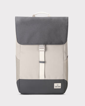 Rucksack 'Mika' in Beige und Grau mit Klappe und Klickverschluss, rechteckige Form, Markenlogo vorne
