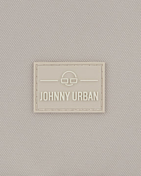 Beiges Textillogo mit dem Schriftzug 'Johnny Urban' und einem stilisierten Brillensymbol