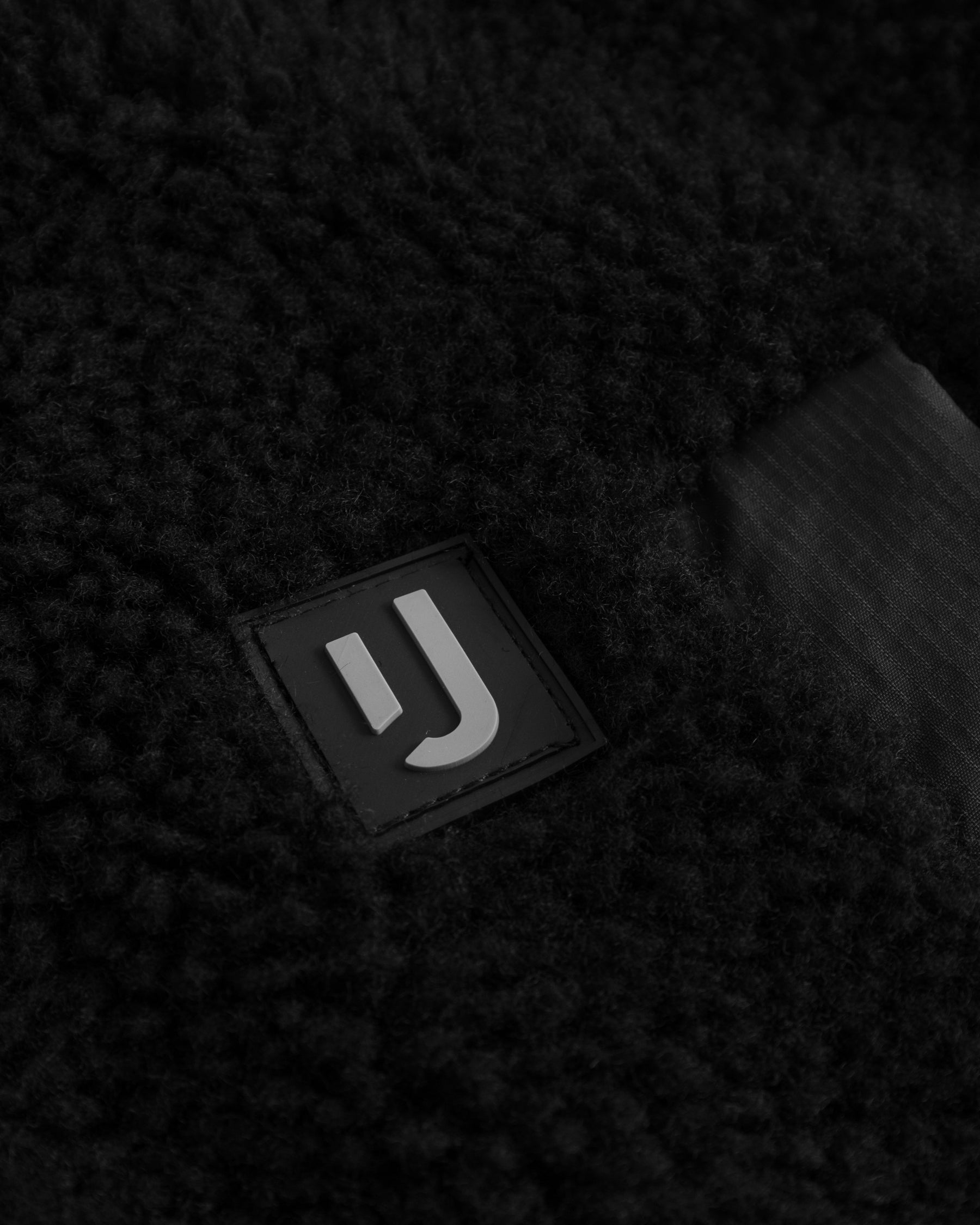 Schwarzes Teddy-Fleece mit 'Johnny Urban' Logo aus Gummi und einer gerippten Stoffeinfügung