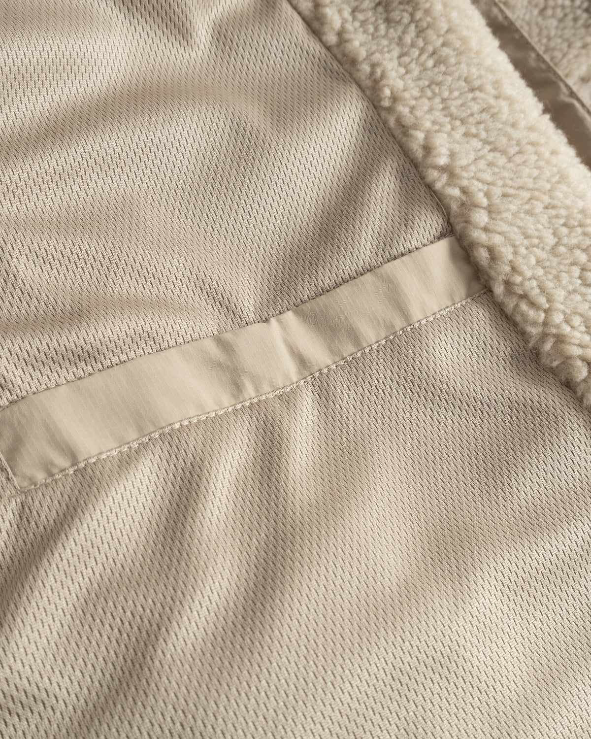 Innenansicht einer beigen Teddy Fleecejacke 'Carson' mit weichem Futter und Innentasche