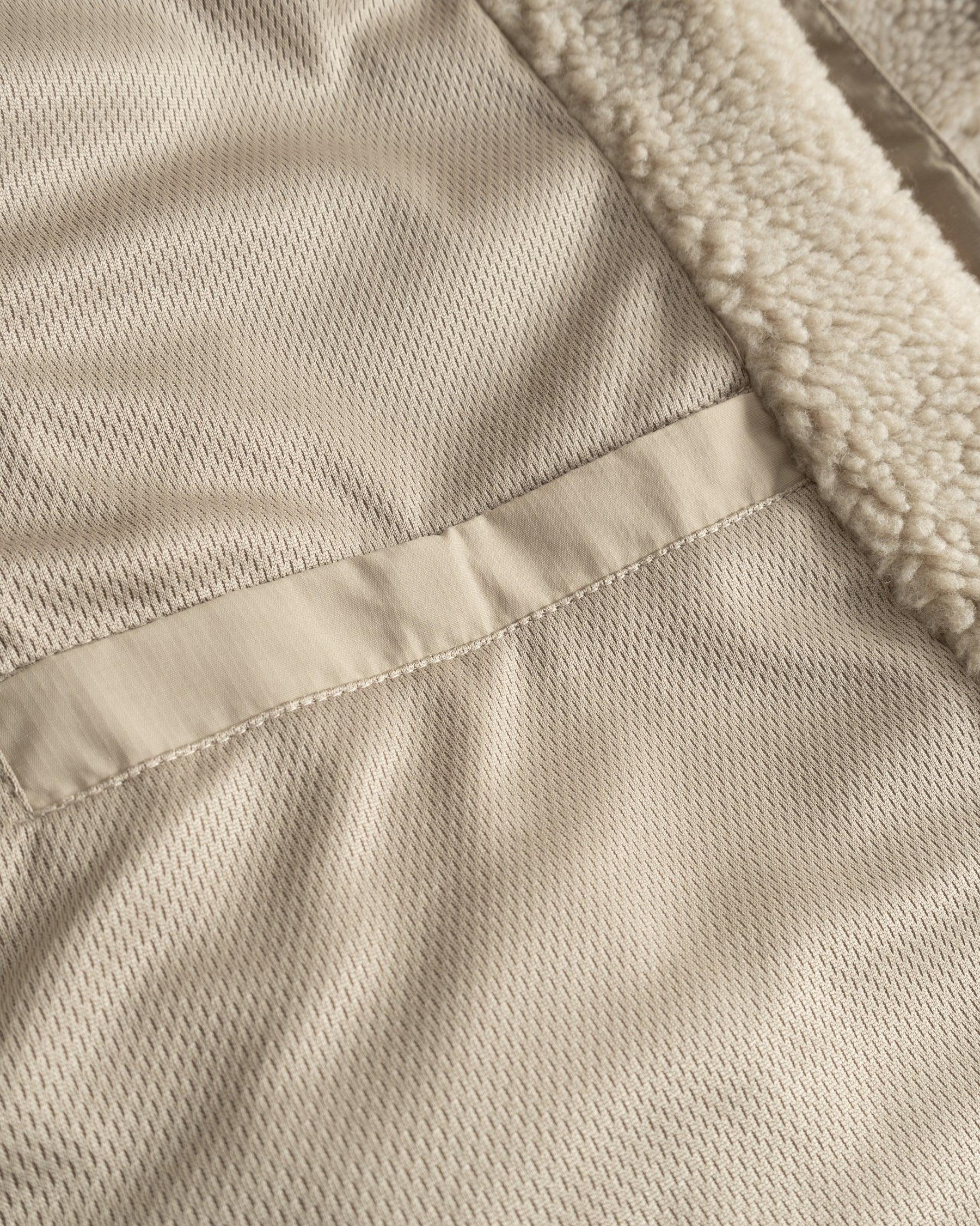 Innenansicht einer beigen Teddy Fleecejacke 'Carson' mit weichem Futter und Innentasche