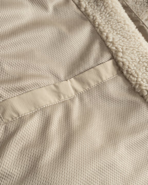 Innenansicht einer beigen Teddy Fleecejacke 'Carson' mit weichem Futter und Innentasche
