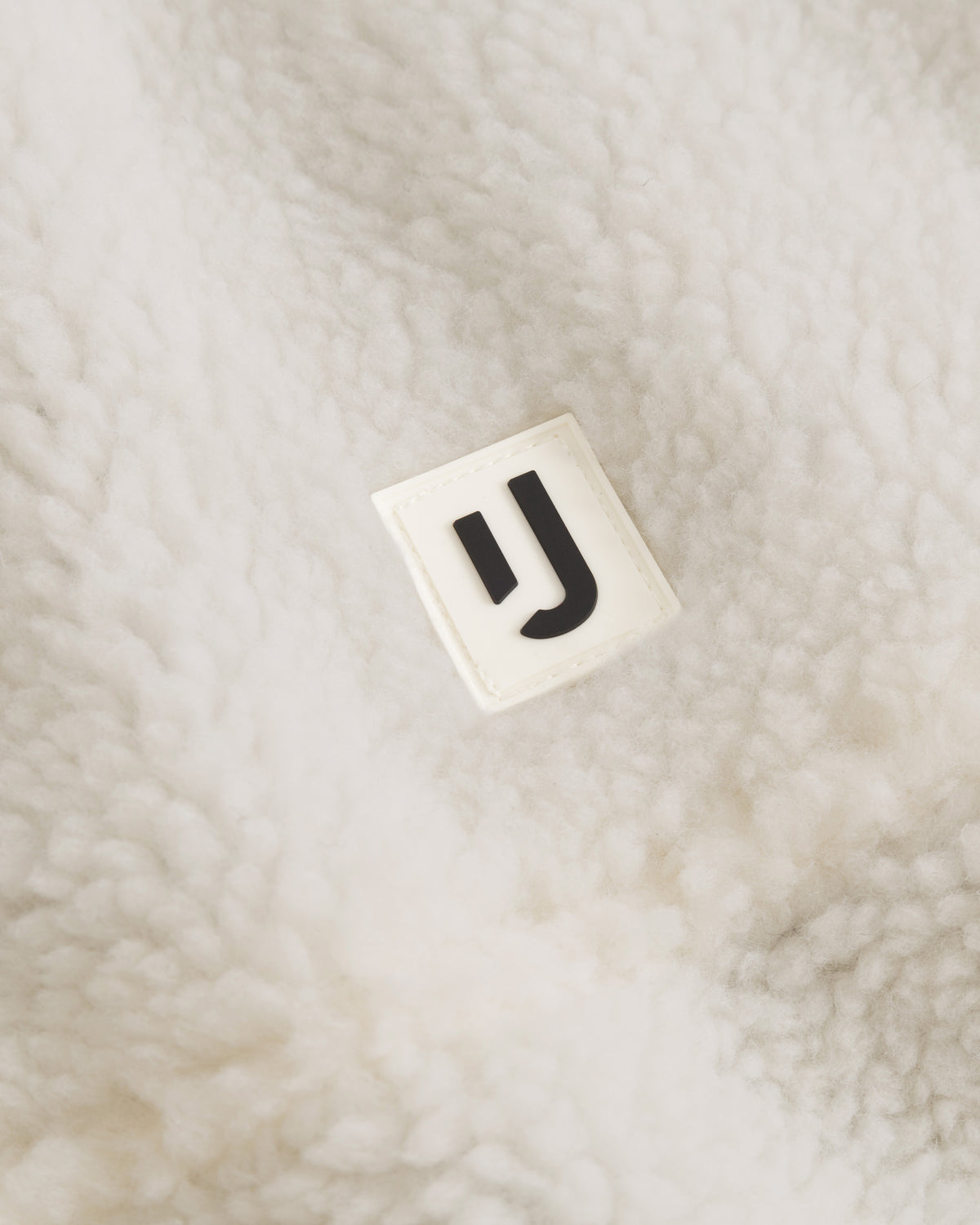 Cremefarbene Teddy Fleeceweste ‚Bryson‘ mit Johnny Urban Logo auf weichem Material