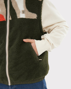 Teddy Fleeceweste 'Bryson' in Olivgrün mit Print, Reißverschluss und Tasche, getragen mit cremeweißem Pullover