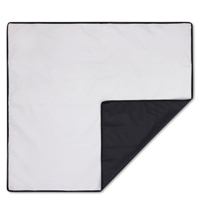Piknickdecke in Weiß mit schwarzer Unterseite, quadratisch, von Johnny Urban
