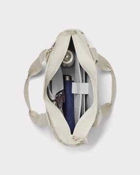 Sandfarbene Johnny Urban Tote Bag mit Blick ins Innere, enthält Trinkflasche, Sonnenbrille, Regenschirm und Laptopfach