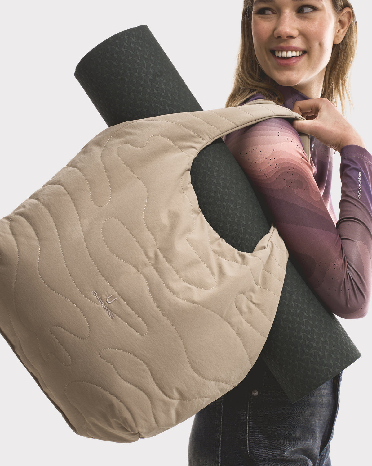Unser weibliches Model präsentiert hier die Shopper-Bag "Cleo" in einzigartigem beige. 