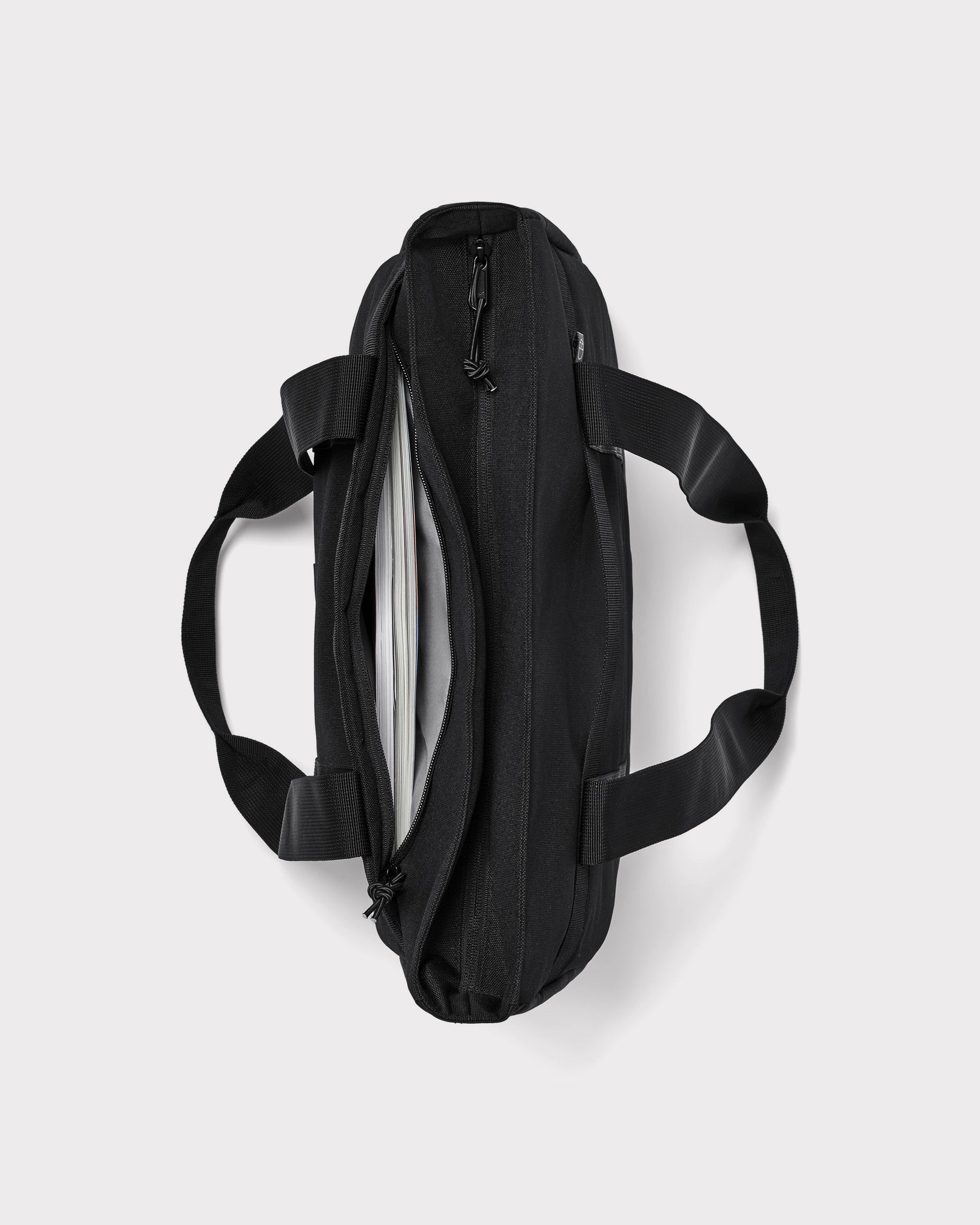 Große schwarze Shopper-Tasche von Johnny Urban mit offenem Hauptfach und Griffen, Ansicht von oben