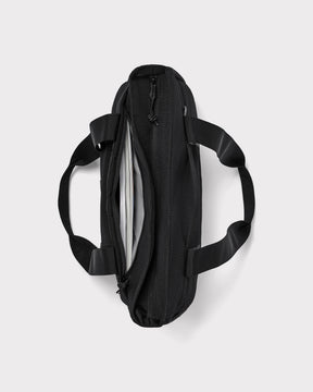 Große schwarze Shopper-Tasche von Johnny Urban mit offenem Hauptfach und Griffen, Ansicht von oben