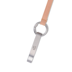 Metallic Flaschenöffner mit Johnny Urban Logo an rosa Stoffschlaufe